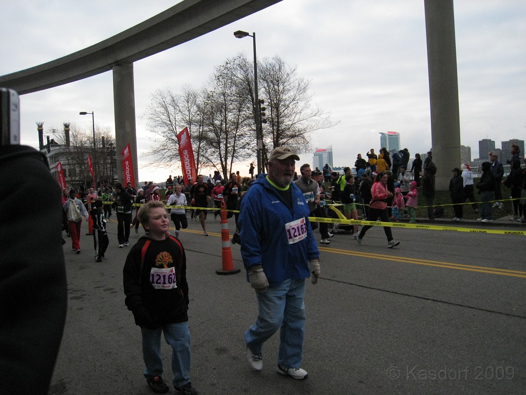 Detroit Turkey Trot 10K 2009 066.jpg - The 2009 Detroit Turkey trot 10K was run on November 29, 2009. A chilly and blustery day. Lots of costumes and racers though, 12400 strong!
